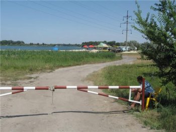 Море, шлагбаум