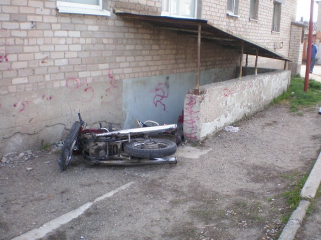 мотоцикл врезался в дом мотоцикл врезался в дом