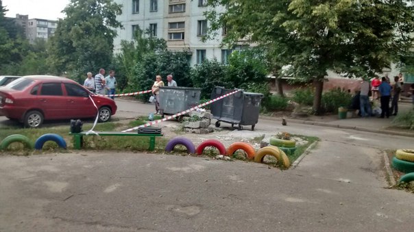 Мусорка ограждена сигнальными лентами Мусорка ограждена сигнальными лентами