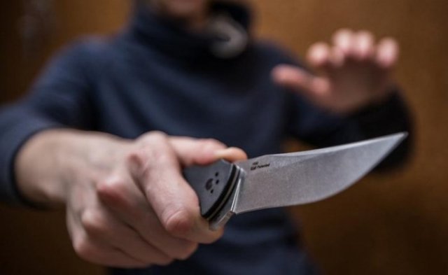 Нож в руке 1 Нож в руке 1