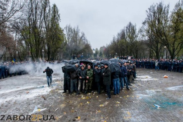 Антимайдан забрасывают яйцами и мукой в Запорожье Антимайдан забрасывают яйцами и мукой в Запорожье