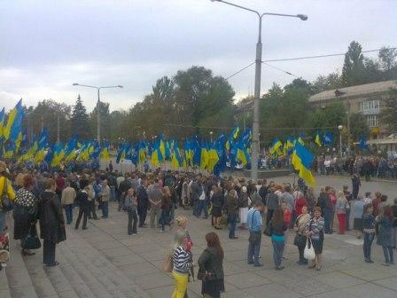 толпа_приезд Януковича_фото "ЗВ" толпа_приезд Януковича_фото "ЗВ"