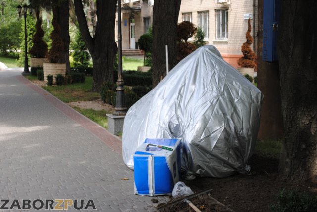 Памятник студенту (затянутый в мешок) возле Мотор банка в Запорожье Памятник студенту (затянутый в мешок) возле Мотор банка в Запорожье