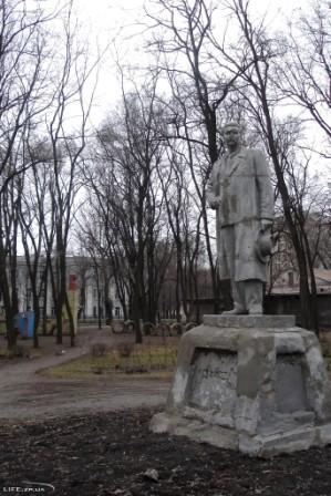 памятник Горькому_Запорожье памятник Горькому_Запорожье
