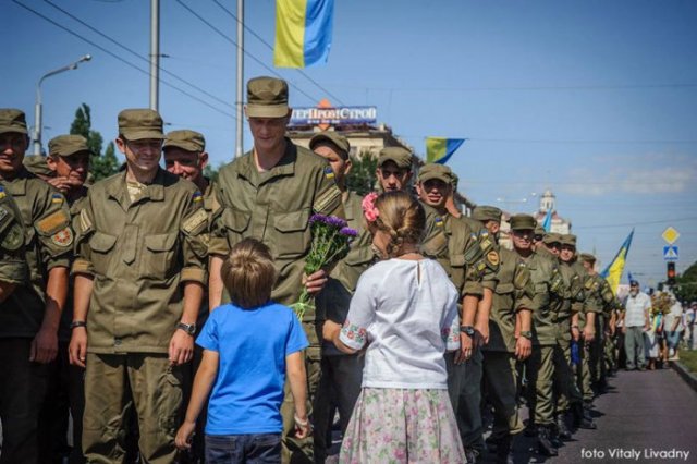 День Независимости в Запорожье: военные и дети День Независимости в Запорожье: военные и дети