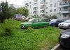 машина на газоне