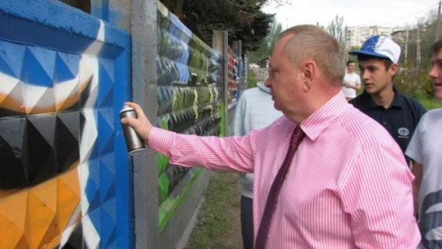 Пеклушенко рисует граффити