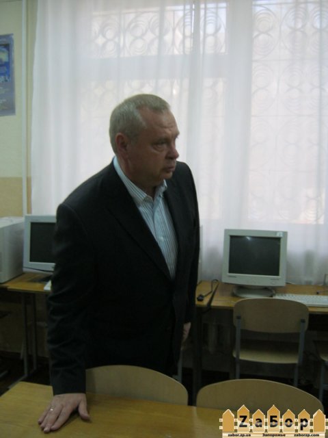 Пеклушенко стучит по столу Пеклушенко стучит по столу