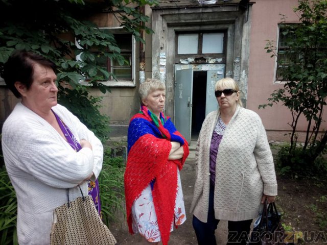 Жильцы дома рассказывают о трупе, который не хочет забирать полиция Жильцы дома рассказывают о трупе, который не хочет забирать полиция