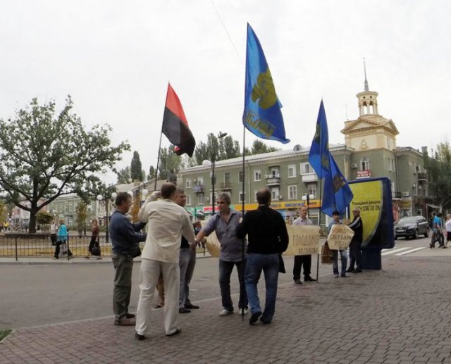 пикет Сбербанка в Бердянске пикет Сбербанка в Бердянске