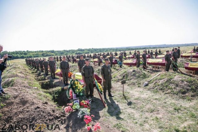Похороны бойцов на Кушугумском кладбище Похороны бойцов на Кушугумском кладбище