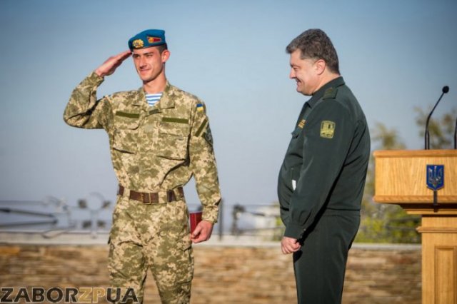 Порошенко в Запорожье. Президент на Хортице вручает награды Порошенко в Запорожье. Президент на Хортице вручает награды