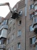 Подъемный кран у дома - цветы через окно