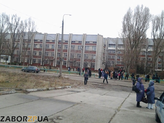 Больница №7 "Радиоприбора" (Запорожье), собрались люди Больница №7 "Радиоприбора" (Запорожье), собрались люди