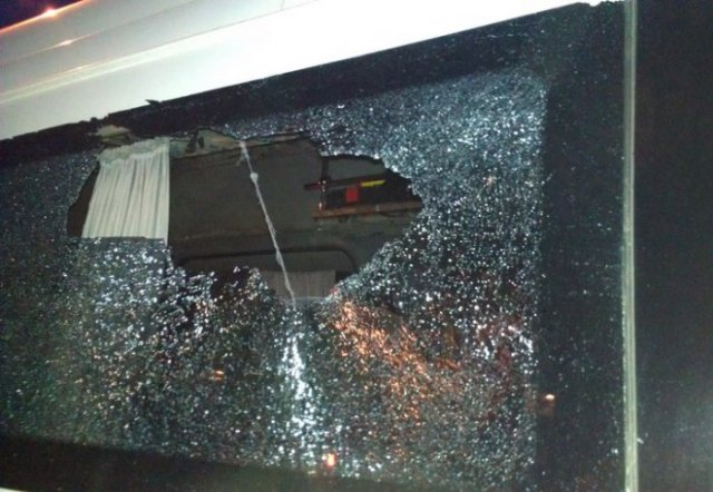 разбитое окно в автобусе разбитое окно в автобусе
