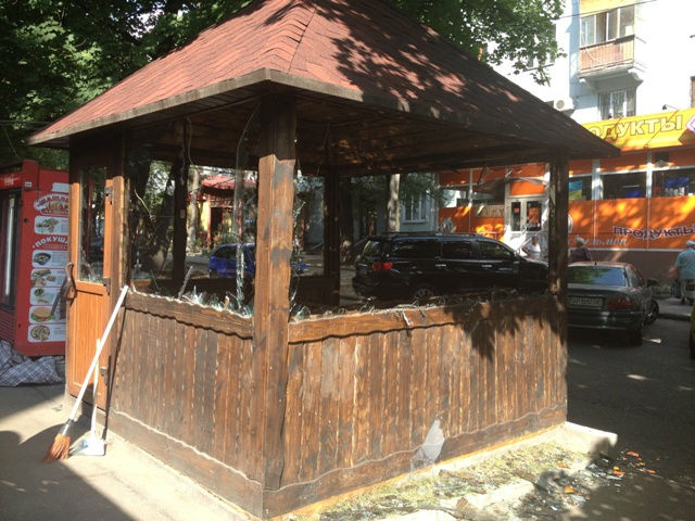 Кафе (разбитый деервянный домик) в Запорожье на ул. Сталеваров Кафе (разбитый деервянный домик) в Запорожье на ул. Сталеваров