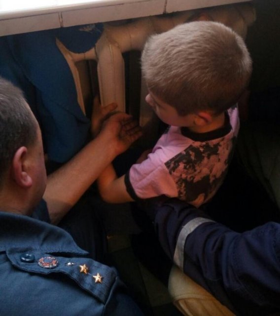 Ребенок, у которого рука застряла в батарее Ребенок, у которого рука застряла в батарее
