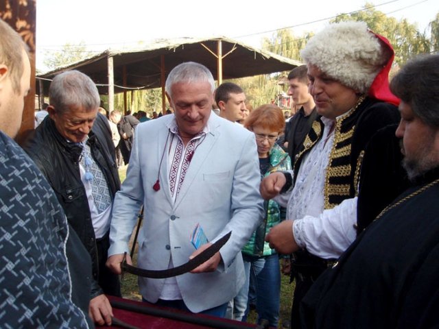 Баранов Валерий берет саблю на казацких игры "Запорожская слава" Баранов Валерий берет саблю на казацких игры "Запорожская слава"
