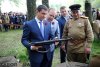 Самардак с автоматом и Гугнин подглядывает. Запорожье. Парк Победы. 9 Мая