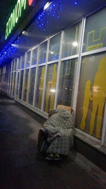 Секонд-хенд. Мужчина ночует у магазина в Запорожье Секонд-хенд. Мужчина ночует у магазина в Запорожье