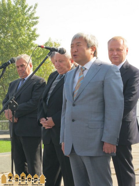 Син говорит в микрофон Син говорит в микрофон