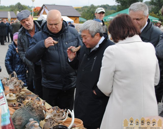 Син и слоны. На Дне города мэр Запорожья приценивается к керамике Син и слоны. На Дне города мэр Запорожья приценивается к керамике