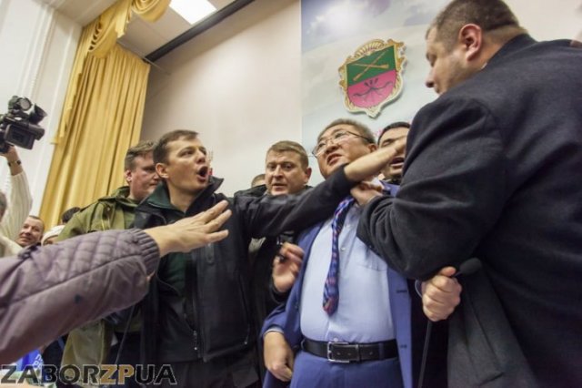 Ляшко и Син на сессии горсовета в Запорожье. Сина душат галстуком