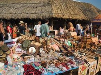 ярмарка_изделия на столе_на фоне соломенная крыша ярмарка_изделия на столе_на фоне соломенная крыша