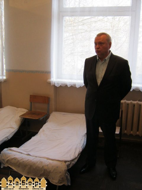 Пеклушенко возле раскладушки в школе