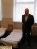 Пеклушенко возле раскладушки в школе