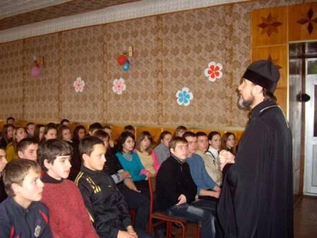священник общается со школьниками священник общается со школьниками