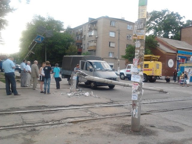 столб упал в Запорожье на Красной столб упал в Запорожье на Красной