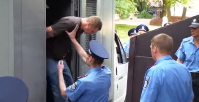 Свалова Дмитрия выводят из автозака в Запорожье Свалова Дмитрия выводят из автозака в Запорожье