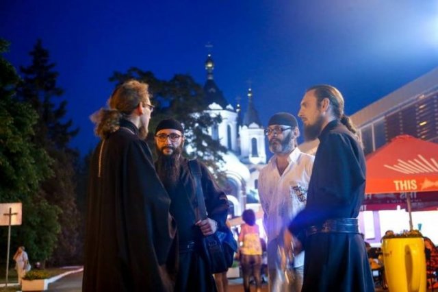 Священники напротив Свято-Покровского собора в Запорожье Священники напротив Свято-Покровского собора в Запорожье