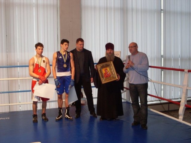 священник поздравляет боксеров священник поздравляет боксеров
