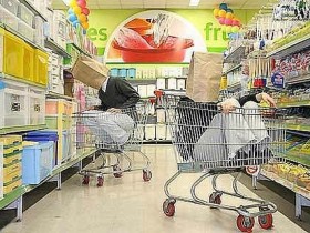 супермаркет_люди сидят втележках с пакетами на головах супермаркет_люди сидят втележках с пакетами на головах