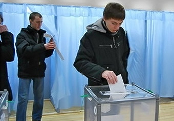 студенты голосуют