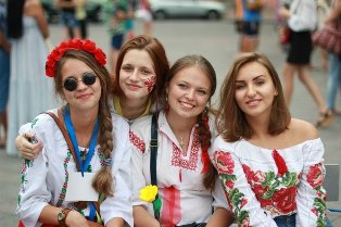девушки в вышиванках девушки в вышиванках