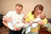 родители с тремя младенцами
