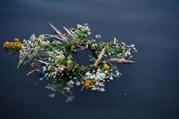 венок на воде венок на воде