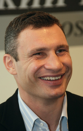 Виталий Кличко смеется Виталий Кличко смеется