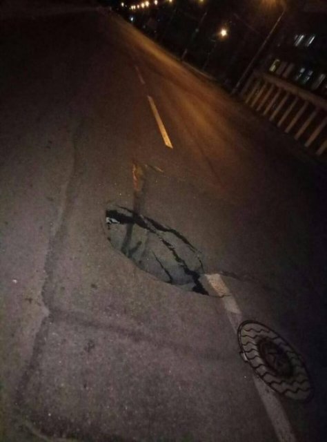 Яма на проспекте Металлургов в Запорожье Яма на проспекте Металлургов в Запорожье