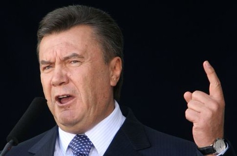 янукович_говорит и указывает пальцем вверх янукович_говорит и указывает пальцем вверх