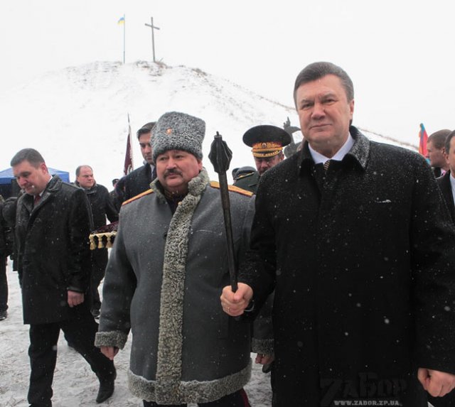 Панченко и Янукович на Хортице и с гетманской булавой Панченко и Янукович на Хортице и с гетманской булавой