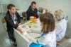 студенты сдают кровь